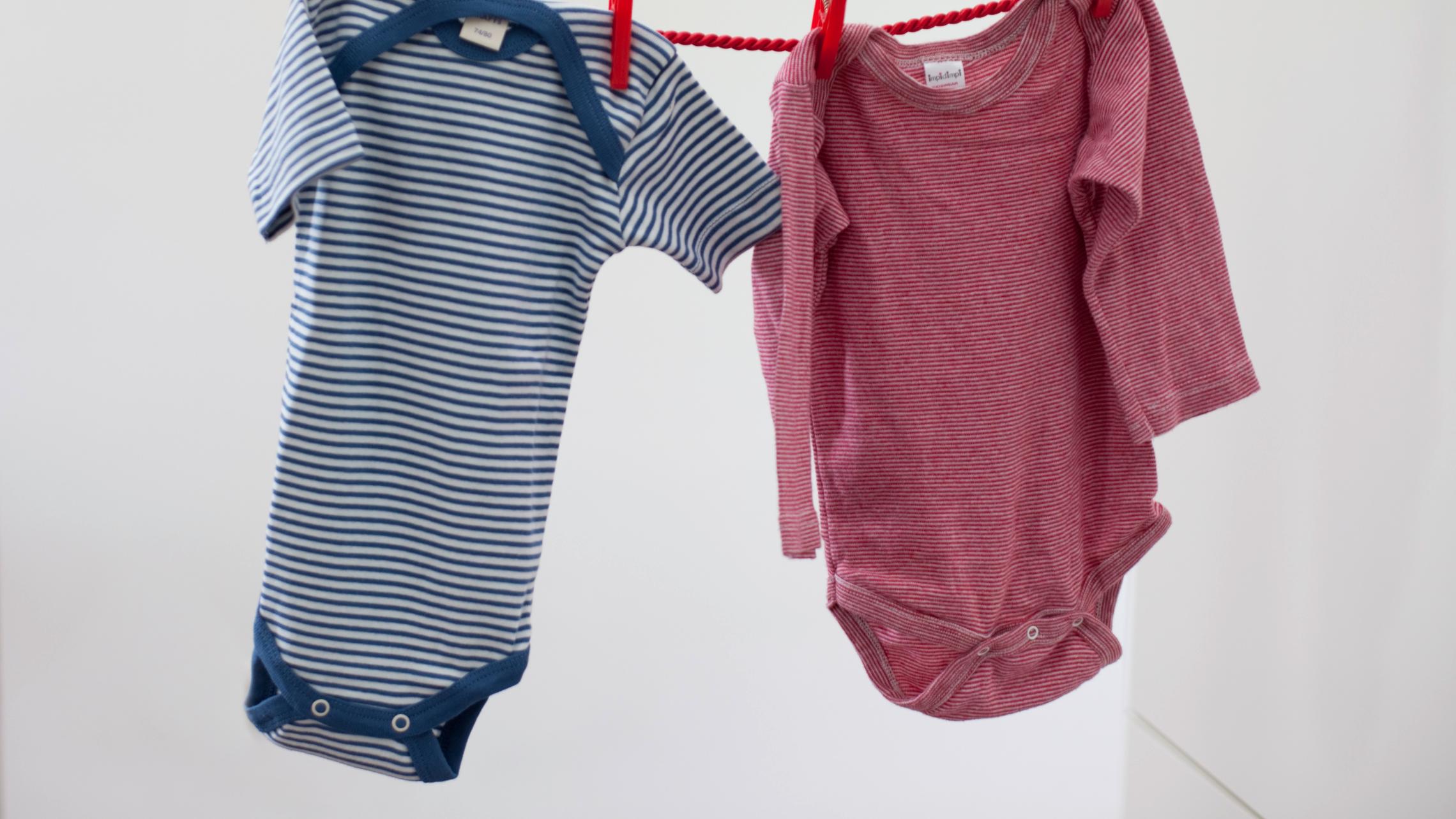 Babysachen, die auf einer Wäscheleine hängen
