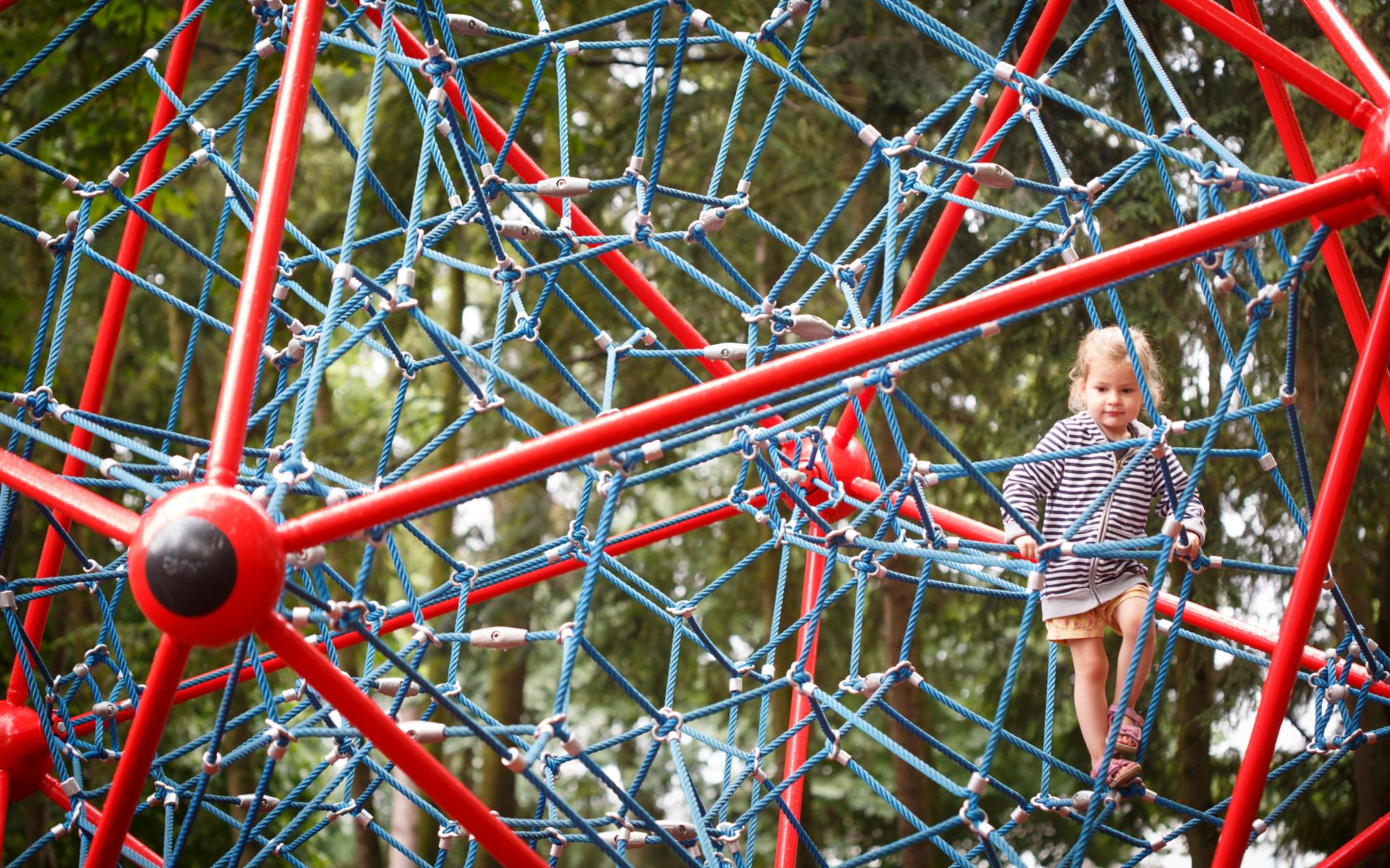 Ein Kind kletter auf einem Spielgerät aus Seilen, das aussieht wie ein Netz (c) Photothek Ein Kind kletter auf einem Spielgerät aus Seilen, das aussieht wie ein Netz