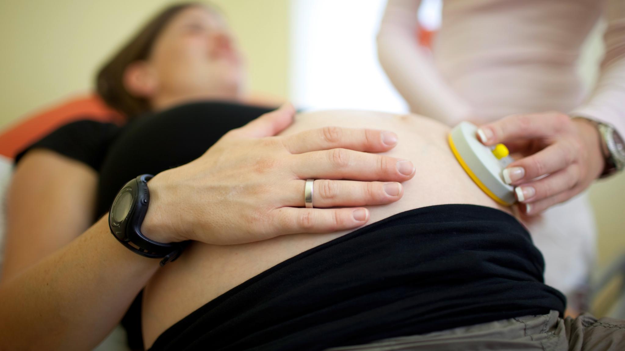 Eine Schwangere wird am Bauch untersucht