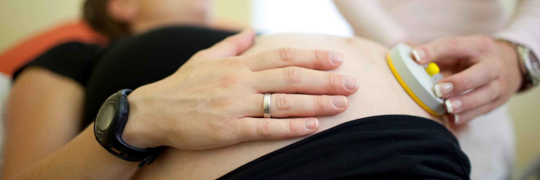 Eine Schwangere wird am Bauch untersucht