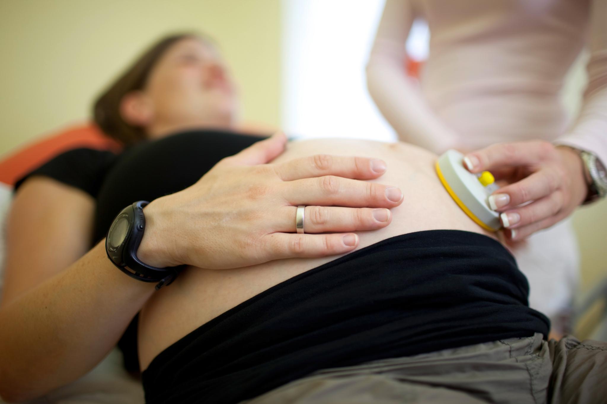 Eine Schwangere wird am Bauch untersucht