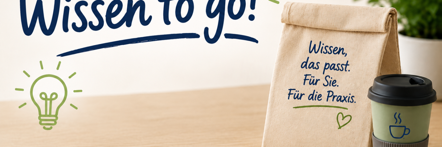 Brottüte und Kaffeebecher auf braunem Tisch mit der Überschrift 'Wissen to go!'