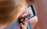 Kind mit Handy