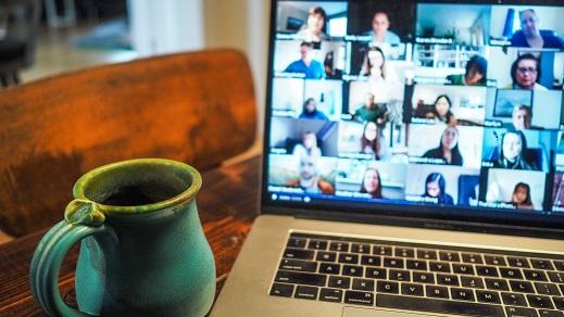 Laptop mit Kaffeekasse