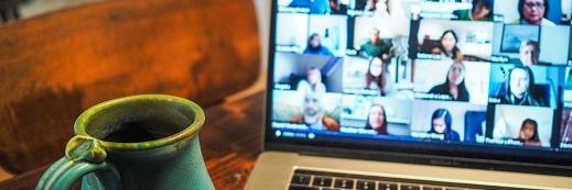 Laptop mit Kaffeekasse