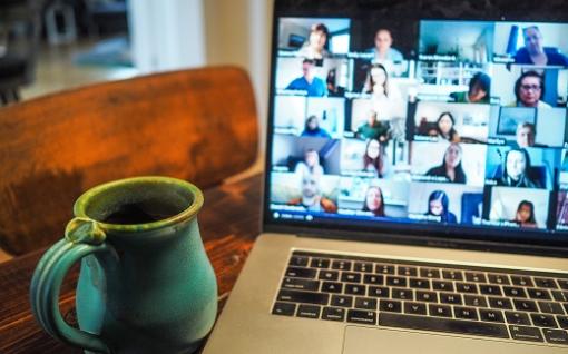 Laptop mit Kaffeekasse