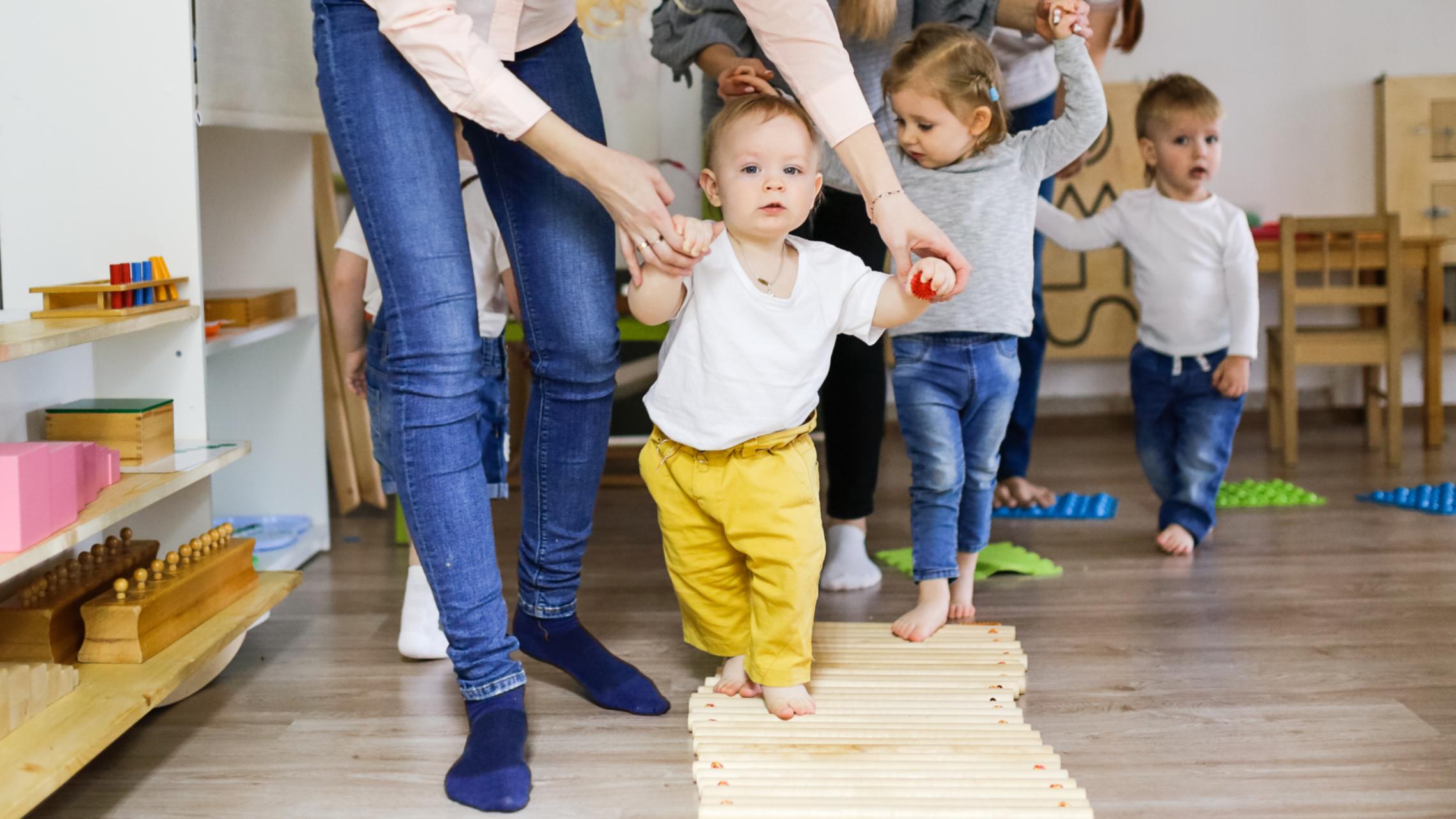 Eltern und Kinder spielen und turnen in der Gruppe