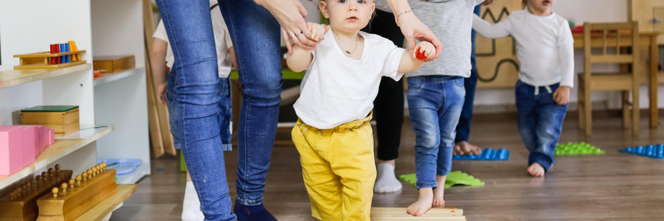 Eltern und Kinder spielen und turnen in der Gruppe
