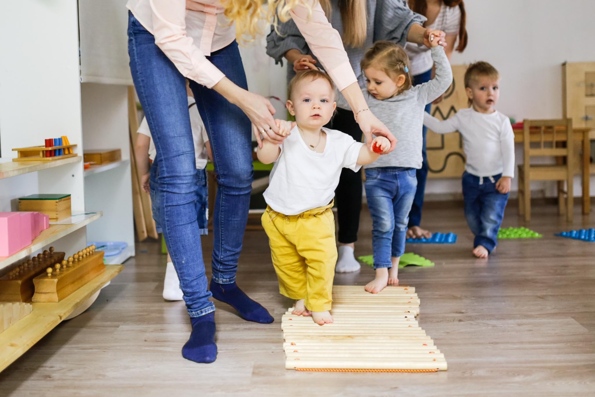 Eltern und Kinder spielen und turnen in der Gruppe