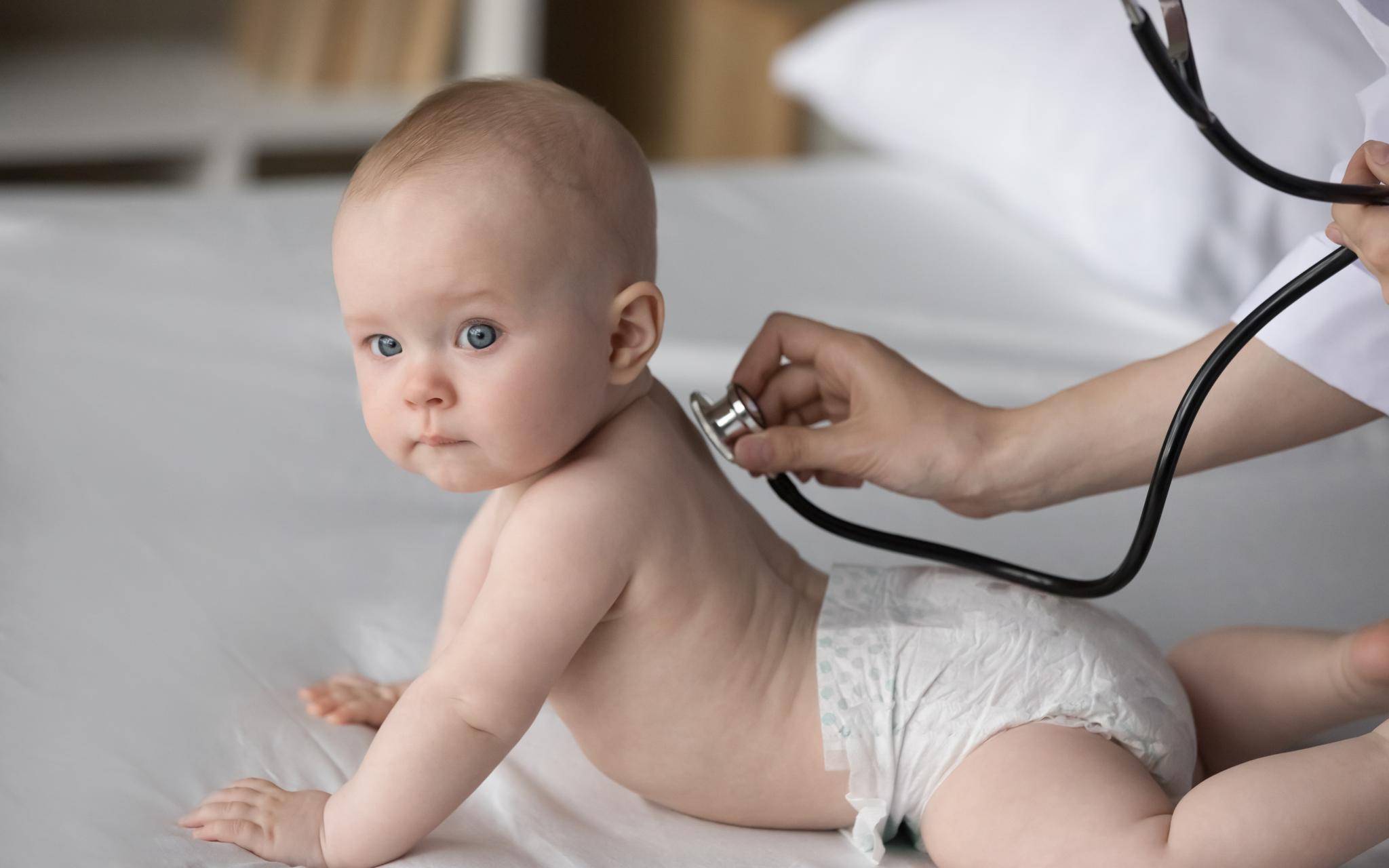 Baby wird mit Stethoskop abgehört