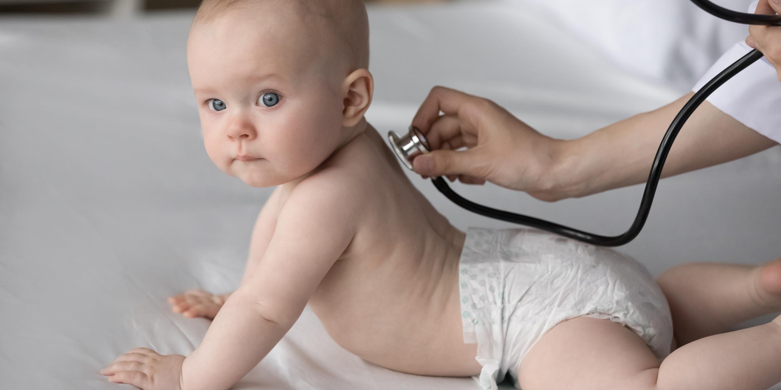 Baby wird mit Stethoskop abgehört
