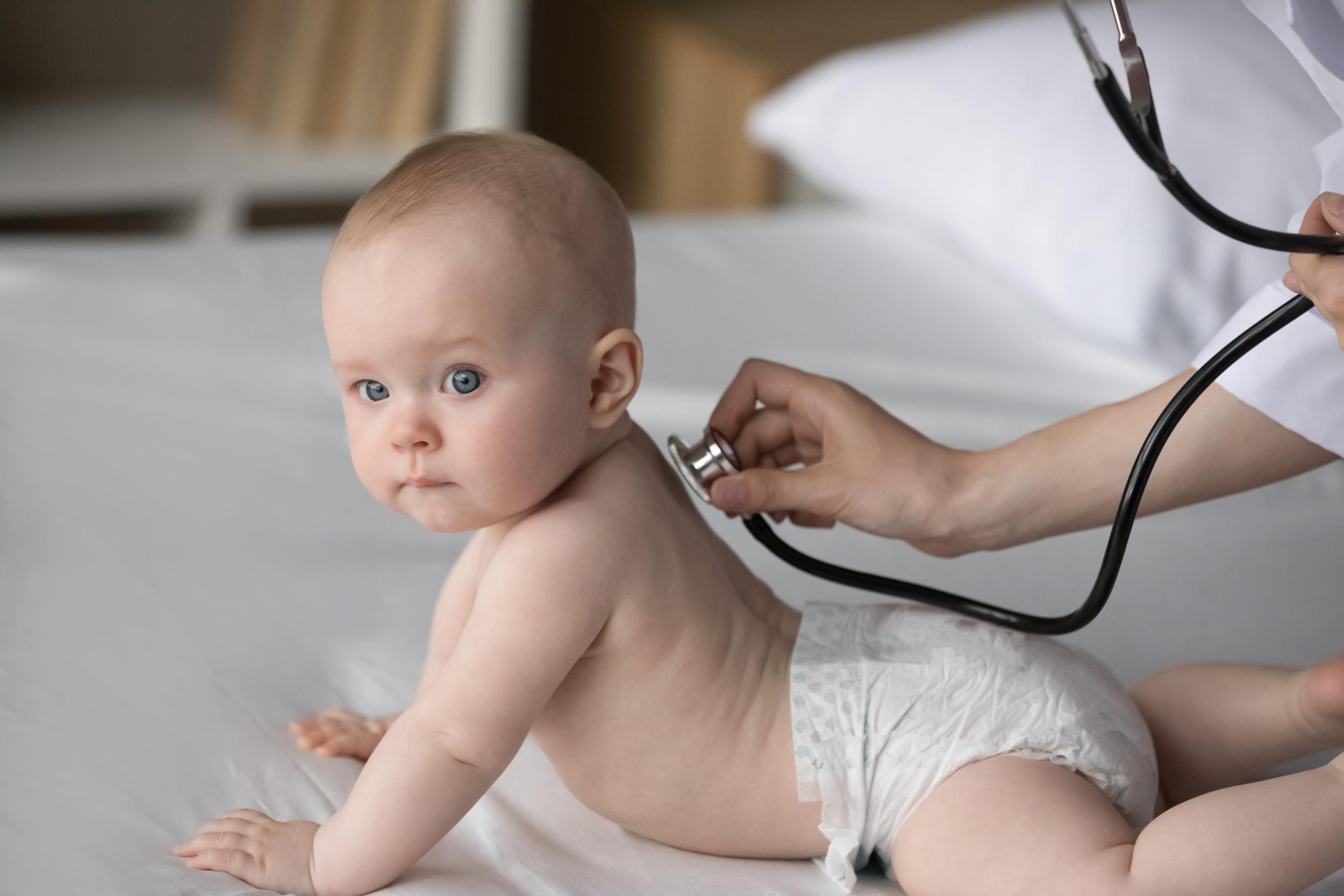 Baby wird mit Stethoskop abgehört