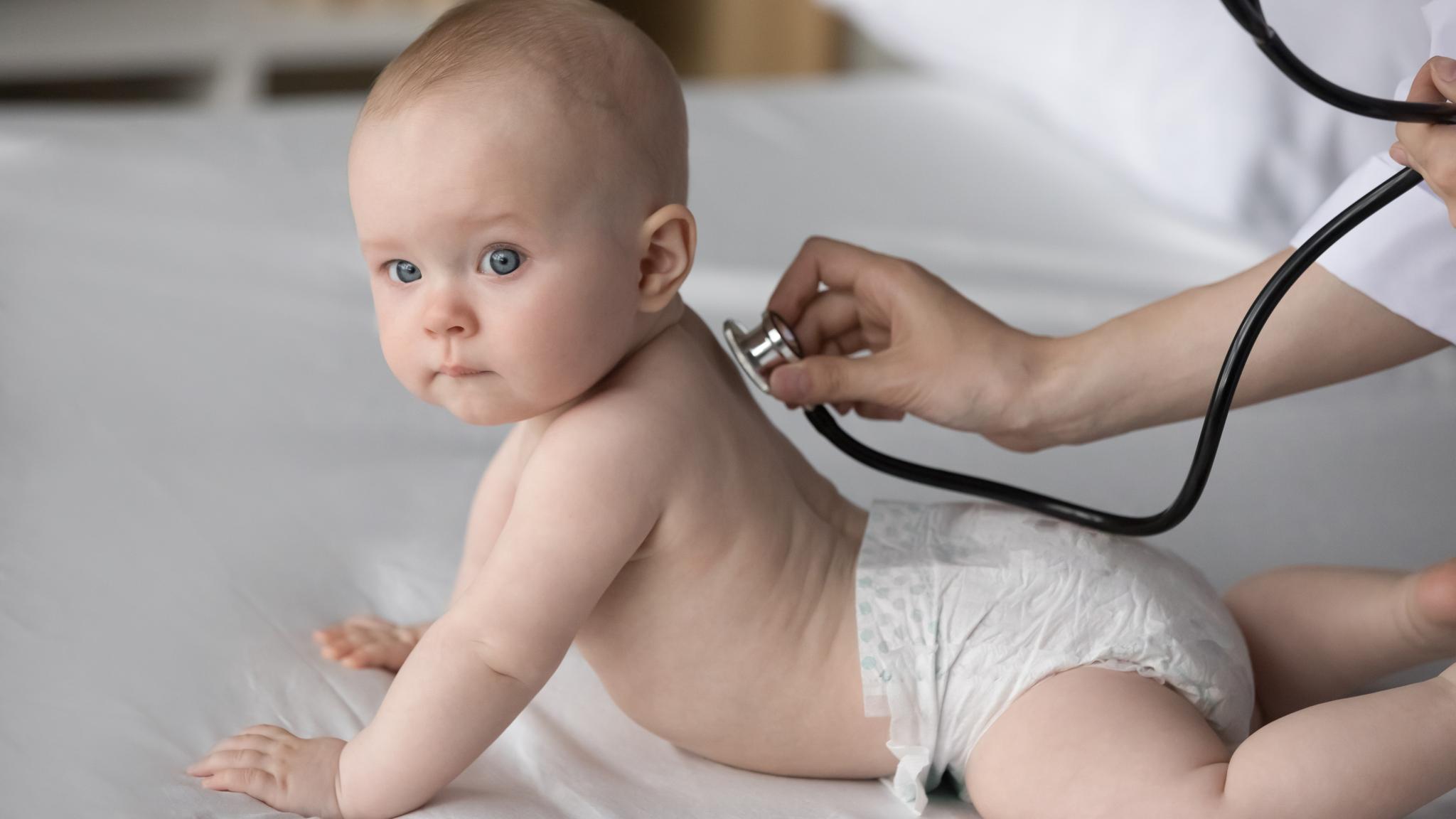 Baby wird mit Stethoskop abgehört