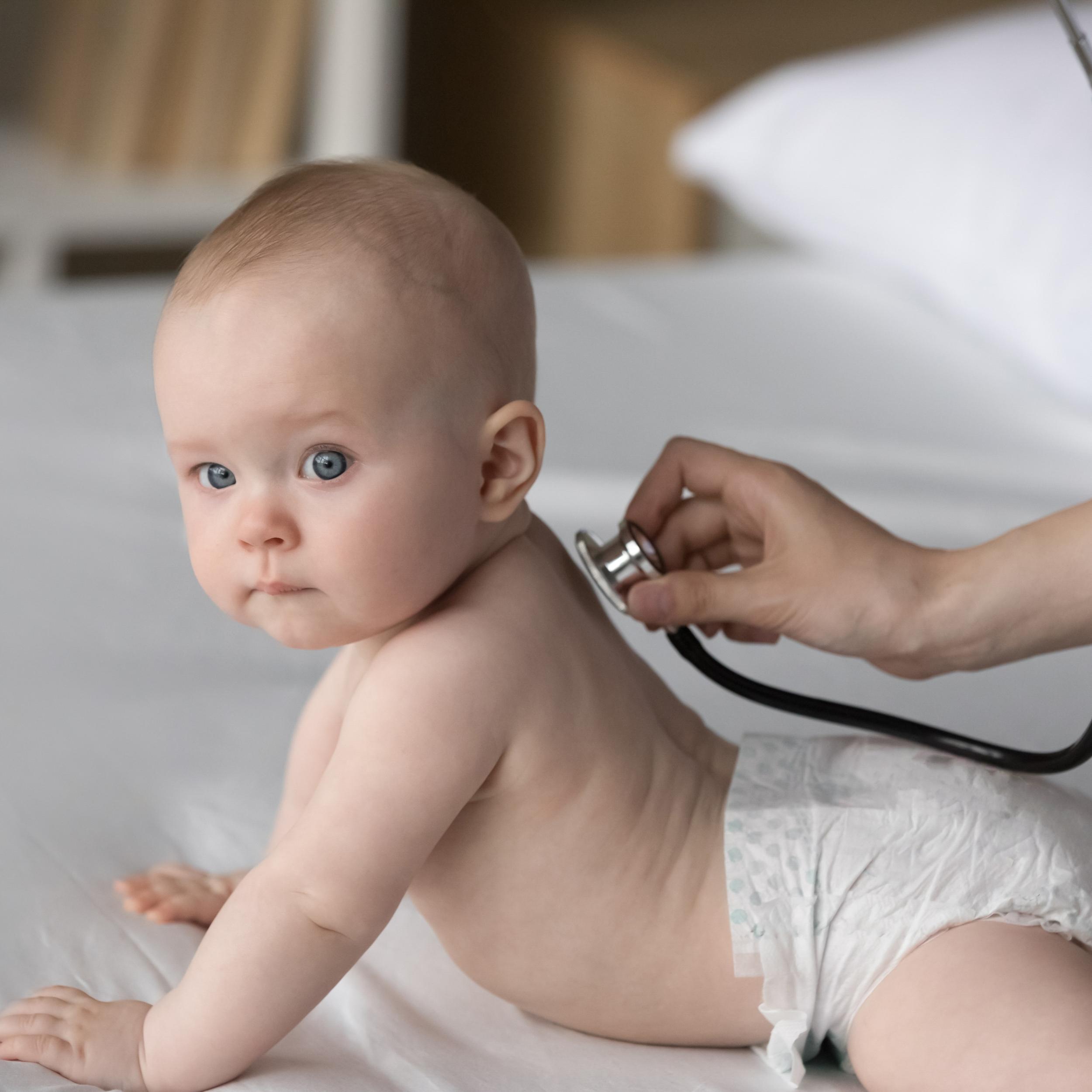 Baby wird mit Stethoskop abgehört