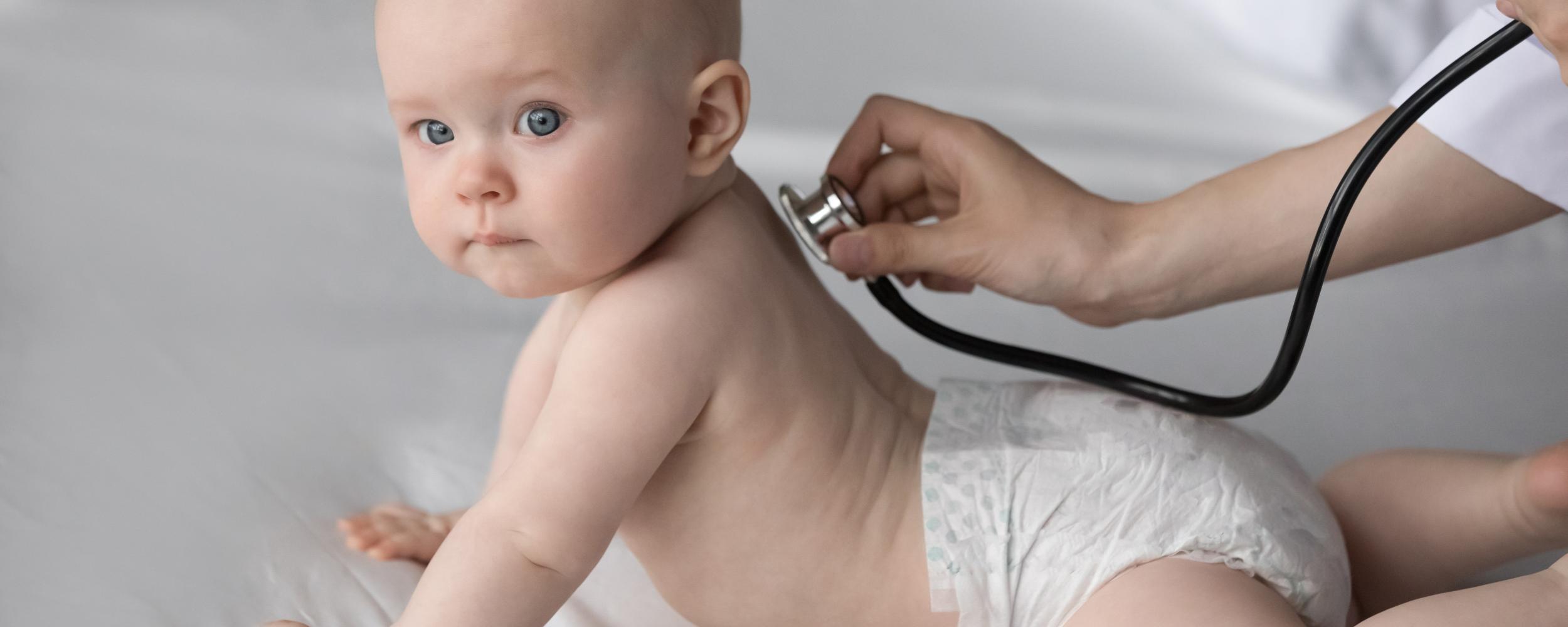 Baby wird mit Stethoskop abgehört