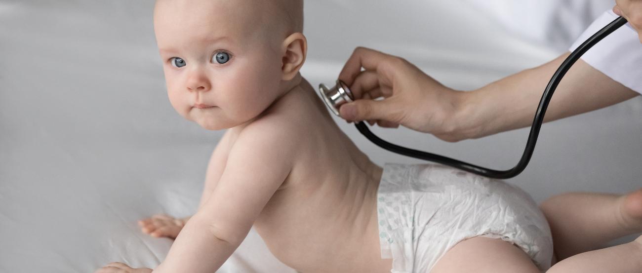 Baby wird mit Stethoskop abgehört