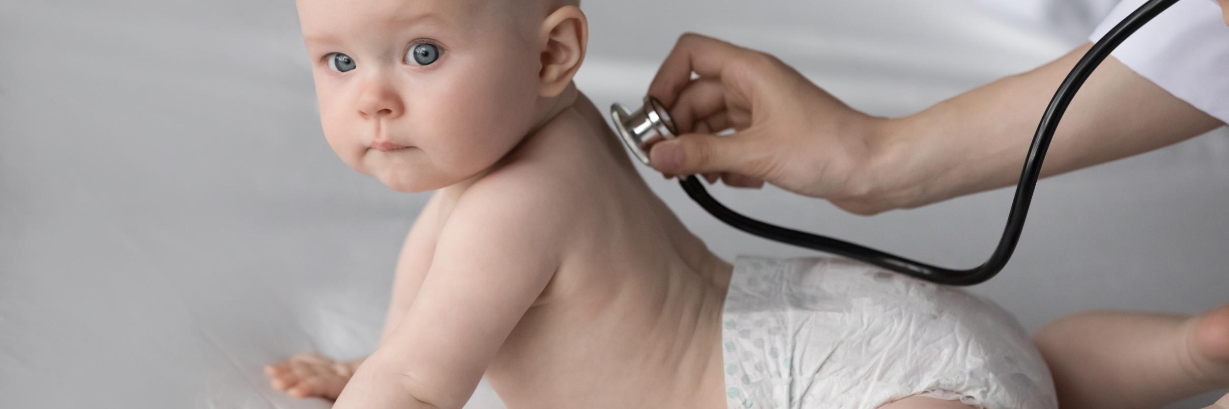 Baby wird mit Stethoskop abgehört