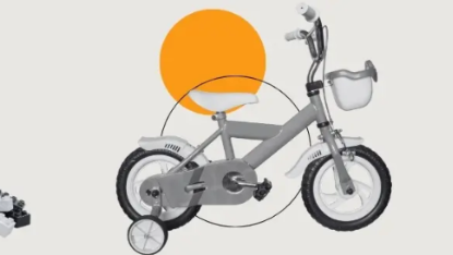Bausteine und Kinderfahrrad mit Stützrädern auf beigem Untergrund umgeben von bunten (Halb-)Kreisen