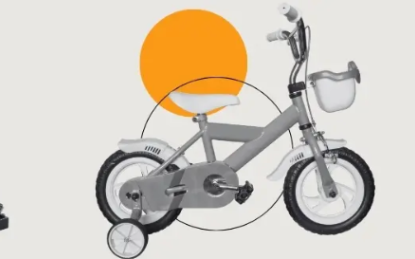 Bausteine und Kinderfahrrad mit Stützrädern auf beigem Untergrund umgeben von bunten (Halb-)Kreisen