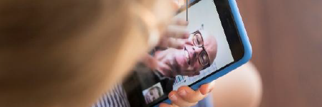 Mutter mit Smartphone