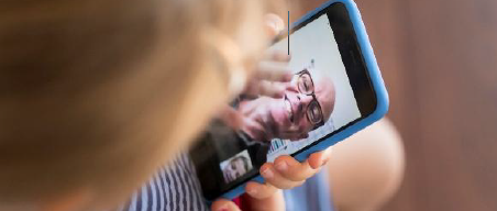 Mutter mit Smartphone