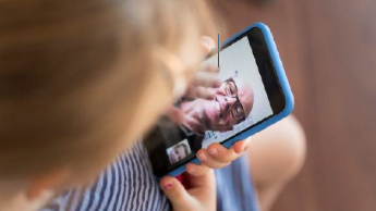 Mutter mit Smartphone
