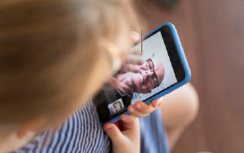 Mutter mit Smartphone
