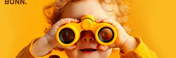 Kind mit Fernglas auf gelbem Hintergrund. Schriftzug 'Wo bist du?'