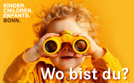 Kind mit Fernglas auf gelbem Hintergrund. Schriftzug 'Wo bist du?'