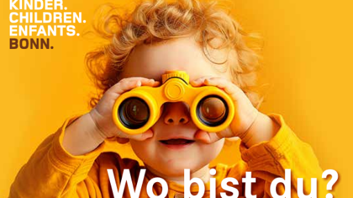 Kind mit Fernglas auf gelbem Hintergrund. Schriftzug 'Wo bist du?'