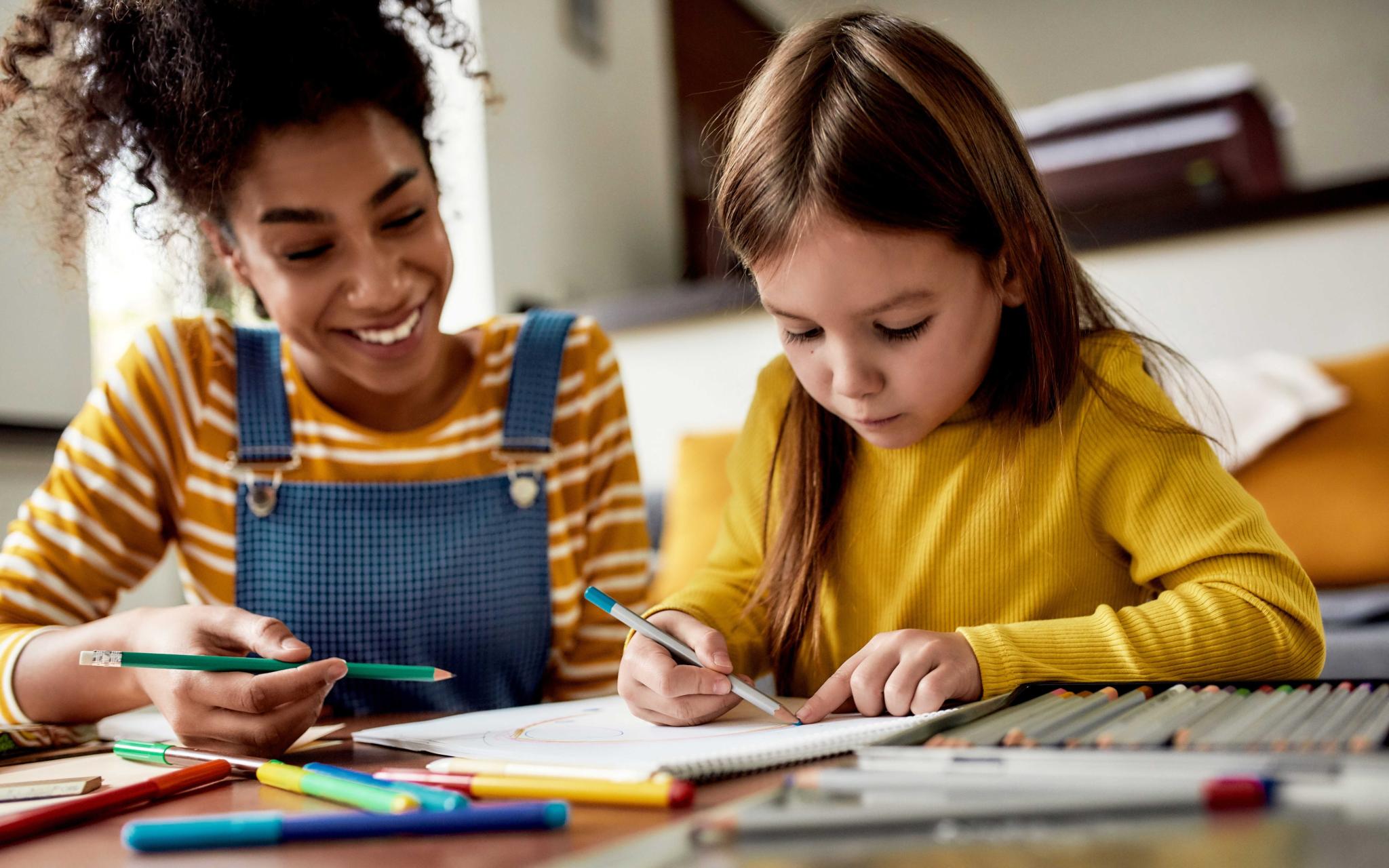 Mutter malt mit ihrem Kind