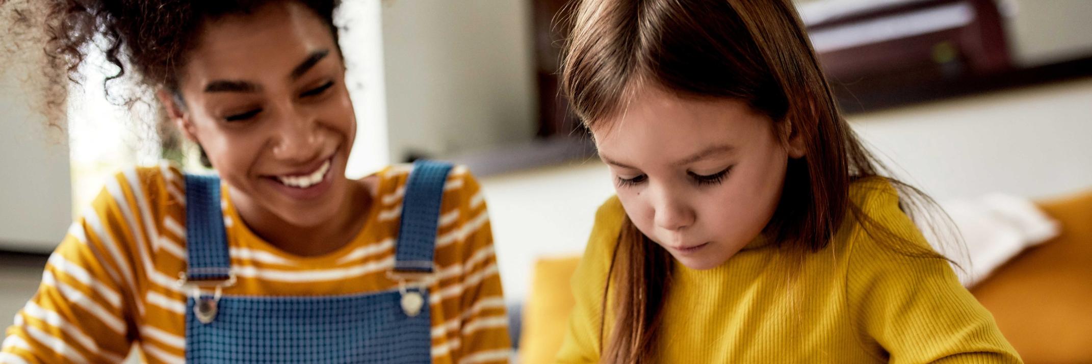 Mutter malt mit ihrem Kind