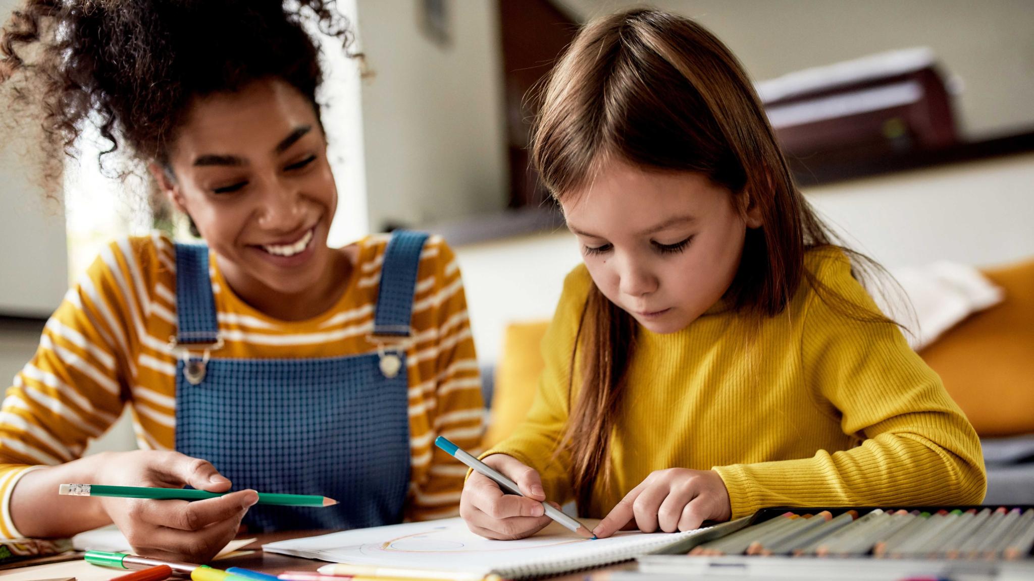 Mutter malt mit ihrem Kind