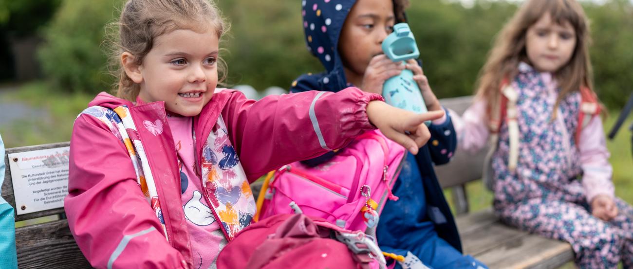 Pressefoto_nominiert für Deutschen Kita Preis 2026 3 Kinder auf einer Bank