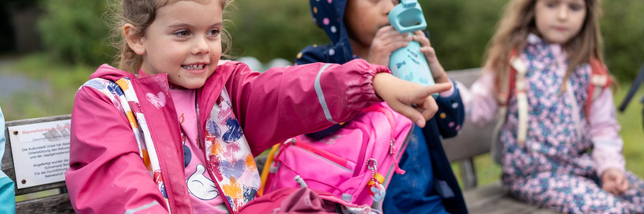Pressefoto_nominiert für Deutschen Kita Preis 2026 3 Kinder auf einer Bank