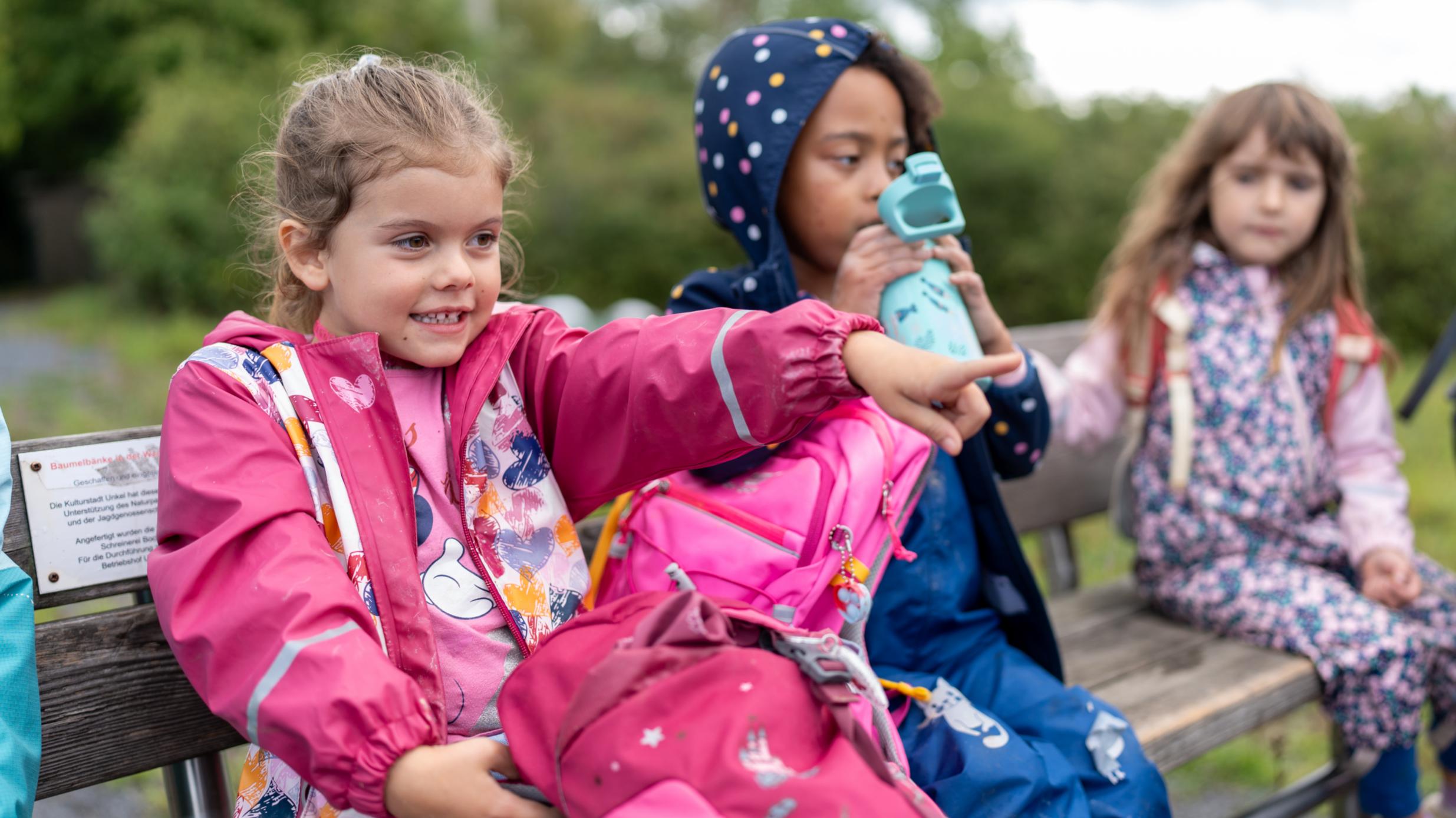 Pressefoto_nominiert für Deutschen Kita Preis 2026 3 Kinder auf einer Bank
