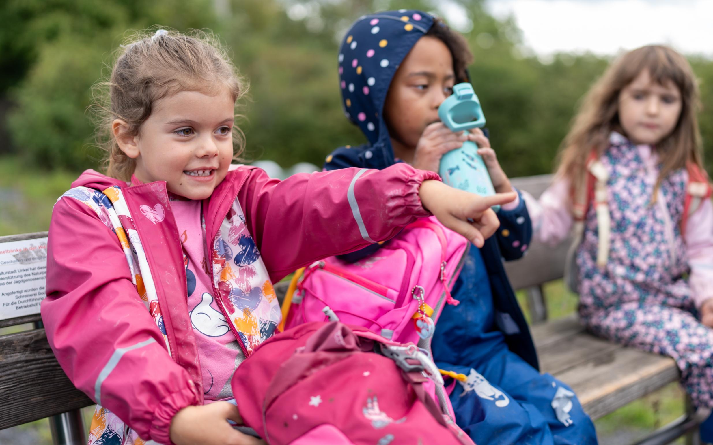 Pressefoto_nominiert für Deutschen Kita Preis 2026 3 Kinder auf einer Bank