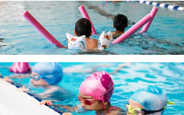 Kleine Kinder, die schwimmen lernen, im Schwimmbad mit Schwimmnudeln.
