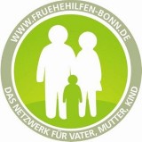 Logo der Frühen Hilfen Bonn mit grünem JKreis und stilisierten Vater, Mutter und Kind in der Mitte