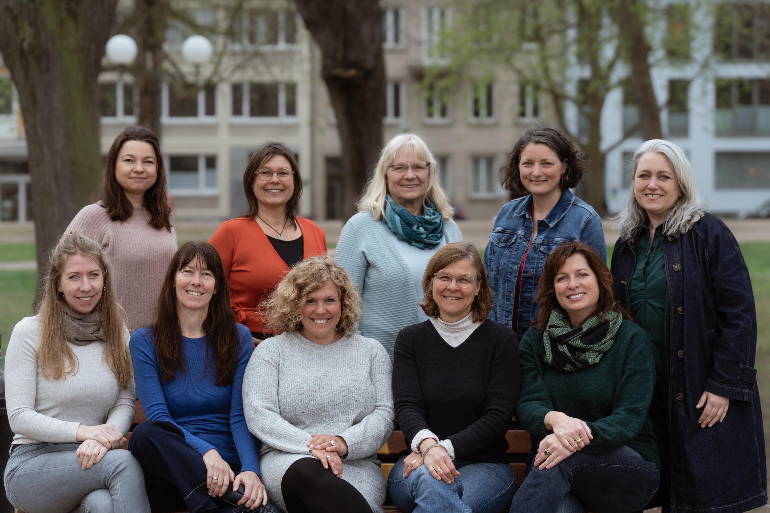 Teamfoto Frühe Hilfen sitzend
