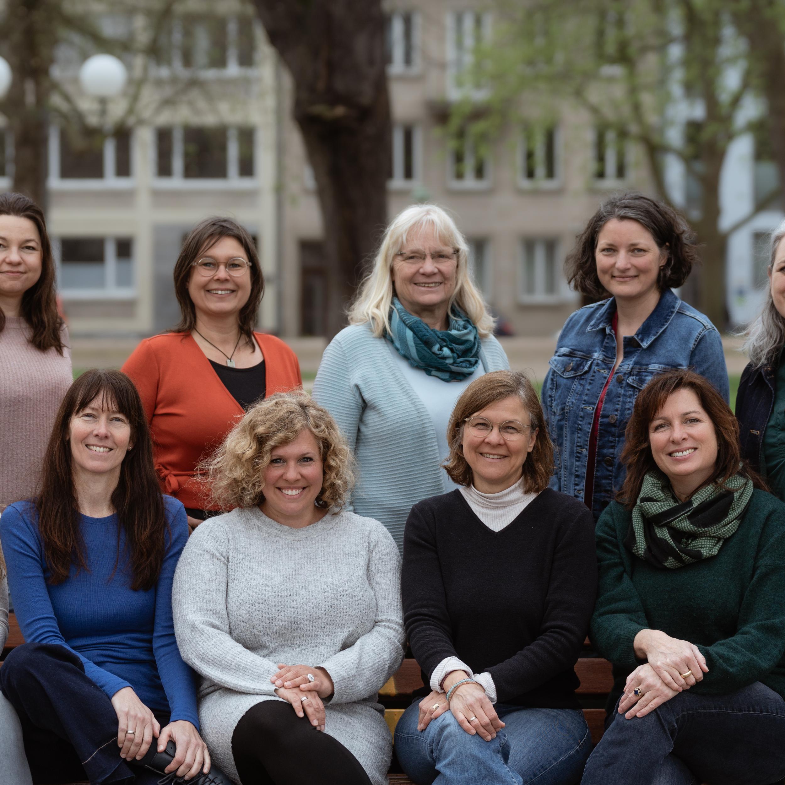 Teamfoto Frühe Hilfen sitzend
