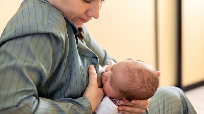 Mutter stillt Baby