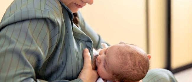 Mutter stillt Baby