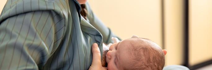 Mutter stillt Baby
