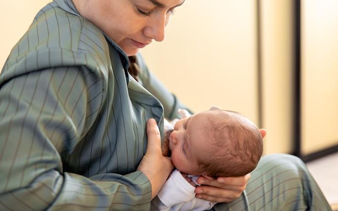 Mutter stillt Baby