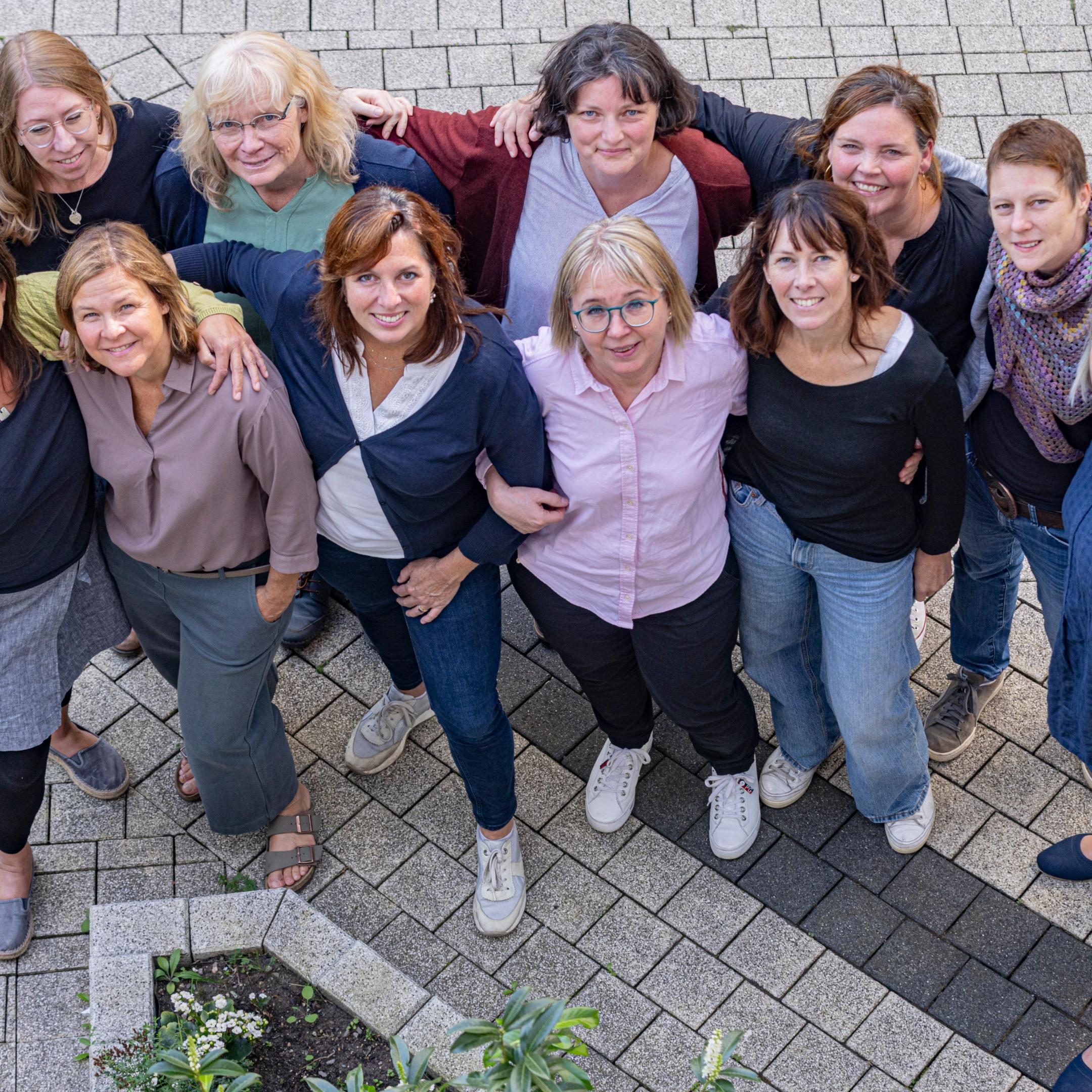 Foto des Frühe Hilfen Teams mit allen Mitarbeiter*innen