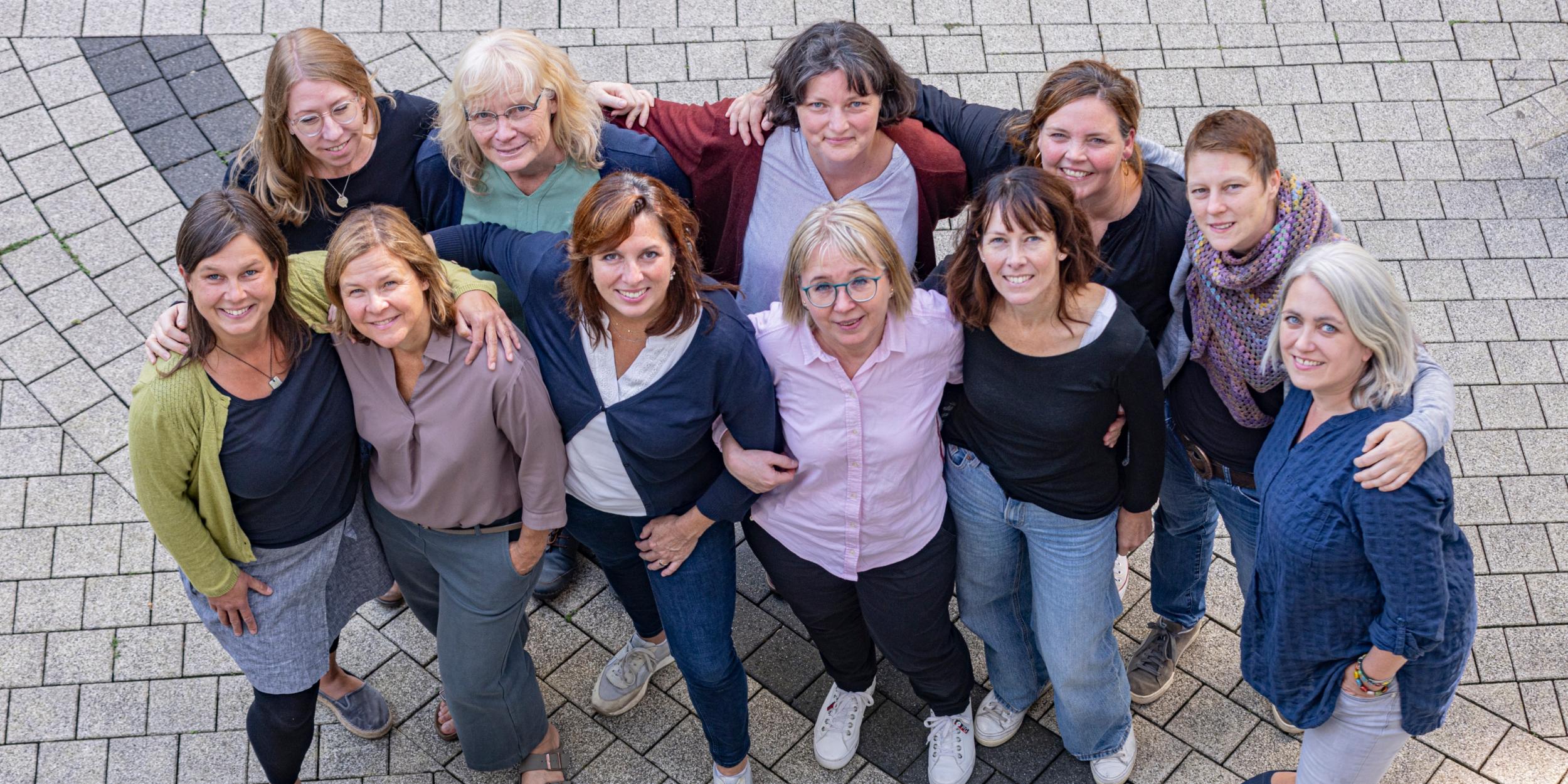 Foto des Frühe Hilfen Teams mit allen Mitarbeiter*innen