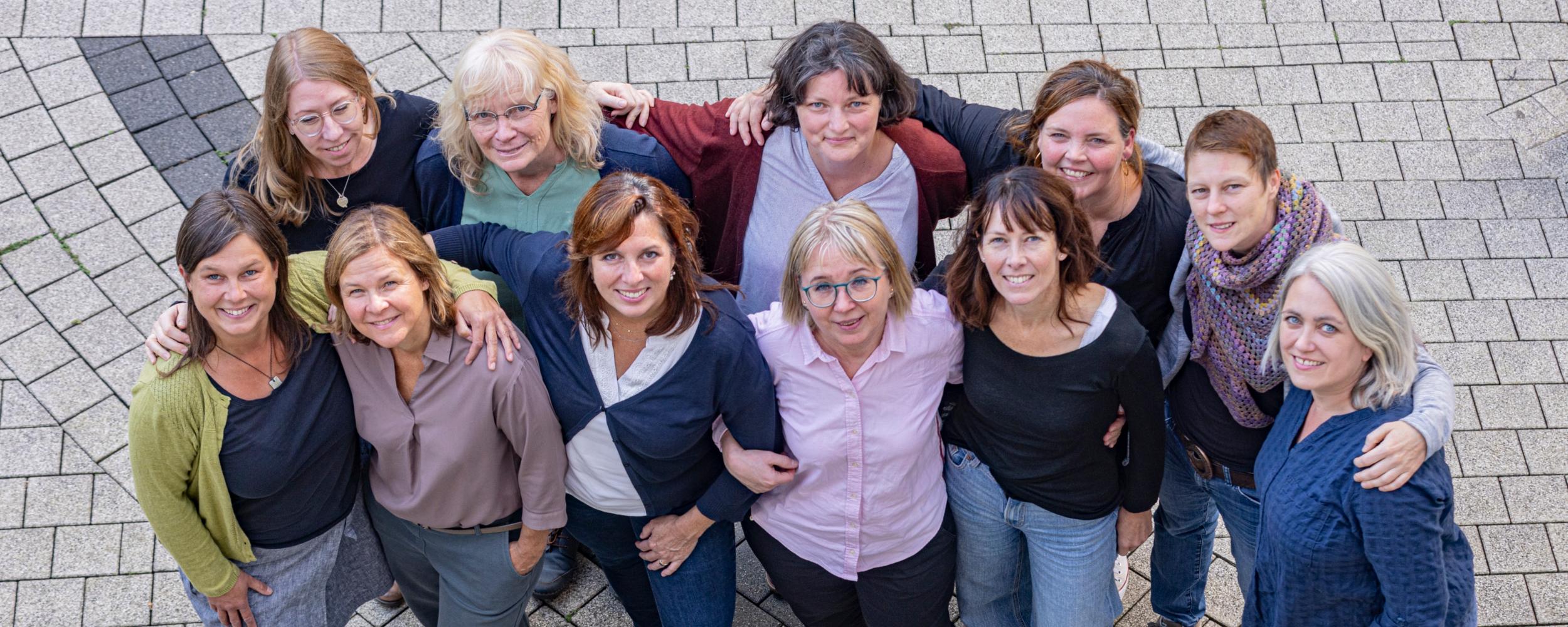 Foto des Frühe Hilfen Teams mit allen Mitarbeiter*innen