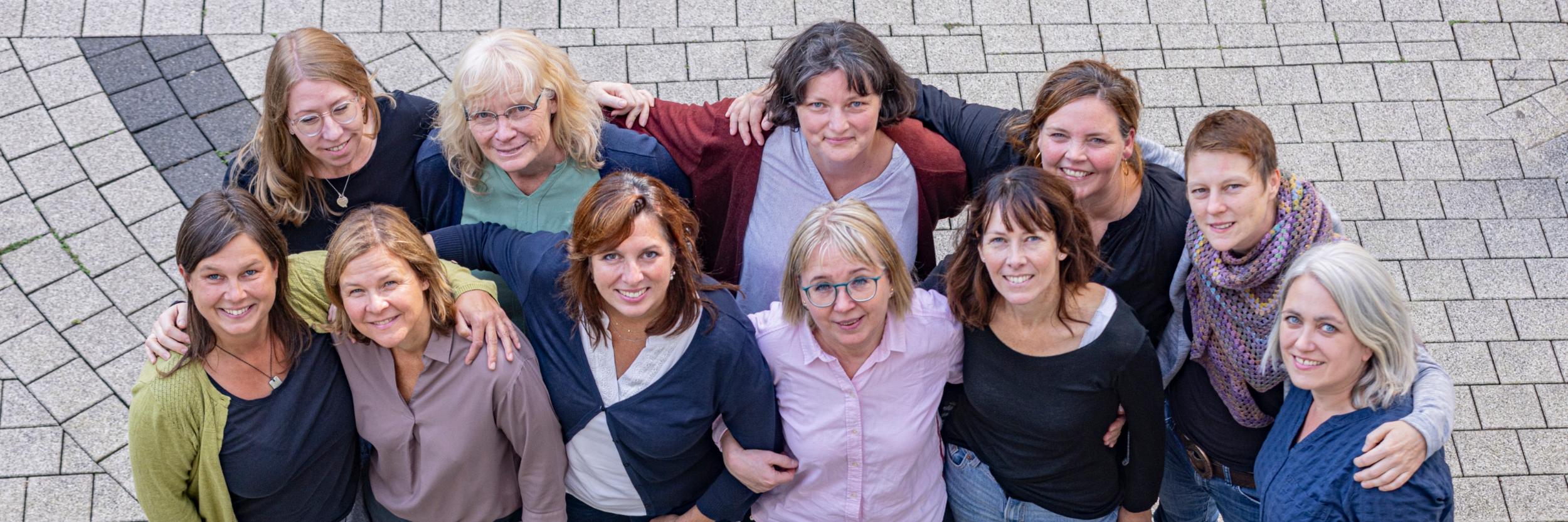 Foto des Frühe Hilfen Teams mit allen Mitarbeiter*innen